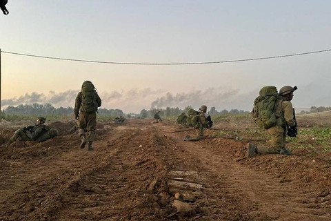 Pasukan Pertahanan Israel (IDF) selama operasi darat di lokasi yang disebut sebagai Gaza, pada Rabu (1/11/2023). Foto: Israel Defense Forces/via REUTERS