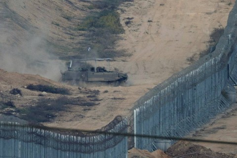 Sebuah tank Israel bermanuver di sisi Gaza perbatasan Israel-Gaza, pada Rabu (1/11/2023). Foto: Evelyn Hockstein/REUTERS