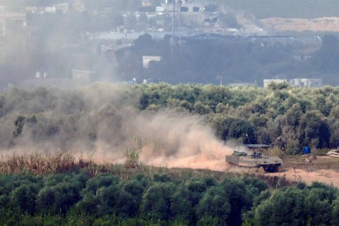 Sebuah tank Israel bermanuver di sisi Gaza perbatasan Israel-Gaza, pada Rabu (1/11/2023). Foto: Evelyn Hockstein/REUTERS