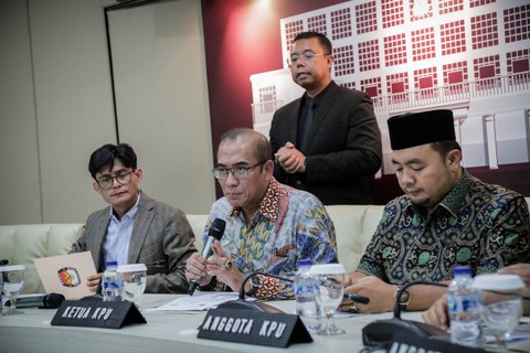 Ketua KPU Hasyim Asy'ari didampingi pimpinan KPU lainnya menyampaikan keterangan terkait penetapan Daftar Calon Tetap (DCT) Anggota DPR-RI dan DPD untuk Pemilu 2024 di KPU RI, Jakarta, Jumat (3/11/2023). Foto: Jamal Ramadhan/kumparan