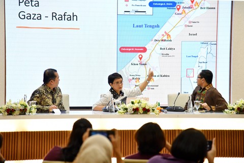Menlu Retno Marsudi, Jubir Kemlu Lalu Muhamad Iqbal, Direktur Perlindungan WNI Judha Nugraha memberikan keterangan pers di Kantor Kemlu, Jakarta, Jumat (3/11/2023). Foto: Kemlu RI