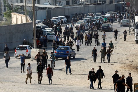 Pekerja Palestina, yang berada di Israel selama serangan Hamas 7 Oktober, tiba di perbatasan Rafah setelah dikirim kembali oleh Israel ke jalur tersebut, di Jalur Gaza selatan, Jumat (3/11/2023). Foto: Ibraheem Abu Mustafa/REUTERS