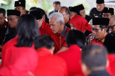 Bacapres-Bacawapres Ganjar Prabowo dan Mahfud MD saat berziarah di makam Soekarno di Blitar, Jawa Timur, Jumat (3/11/2023). Foto: Dok. Istimewa