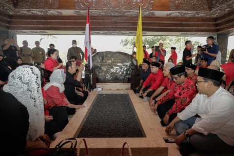Rombongan Ganjar-Mahfud saat berziarah di makam Soekarno di Blitar, Jawa Timur. Foto: Dok. Istimewa