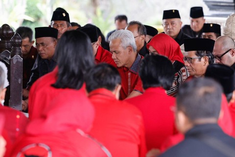 Pasangan bakal calon presiden dan wakil presiden, Ganjar Pranowo-Mahfud MD berziarah ke makam proklamator Soekarno di Blitar, Jawa Timur, Jumat (3/11/2023). Foto: Dok. PDIP