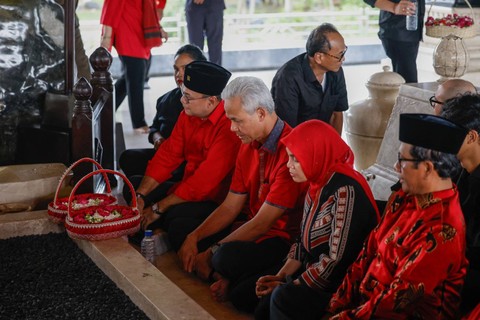 Pasangan bakal calon presiden dan wakil presiden, Ganjar Pranowo-Mahfud MD berziarah ke makam proklamator Soekarno di Blitar, Jawa Timur, Jumat (3/11/2023). Foto: Dok. PDIP