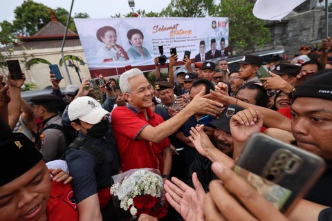 Pasangan bakal calon presiden dan wakil presiden, Ganjar Pranowo-Mahfud MD berziarah ke makam proklamator Soekarno di Blitar, Jawa Timur, Jumat (3/11/2023). Foto: Dok. PDIP