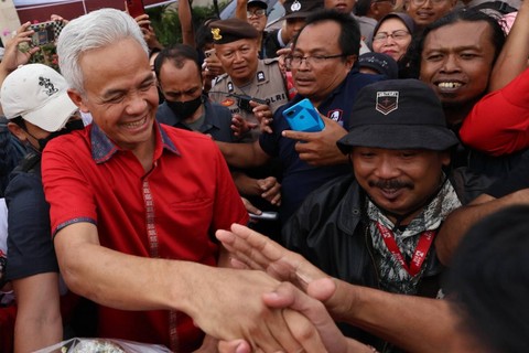 Pasangan bakal calon presiden dan wakil presiden, Ganjar Pranowo-Mahfud MD berziarah ke makam proklamator Soekarno di Blitar, Jawa Timur, Jumat (3/11/2023). Foto: Dok. PDIP