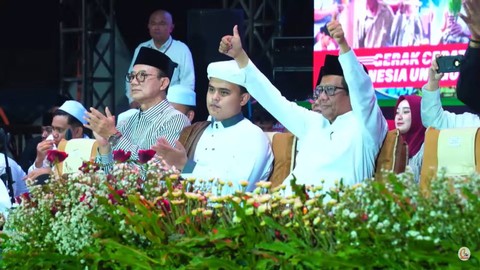 Bacawapres Mahfud MD (kanan) hadir dalam acara Doa Keselamatan untuk Bangsa bersama Ganjar Pranowo dan Mahfud MD, di Stadion Gelora Joko Samudro, Gresik, Jawa Timur, Jumat (3/11/2023). Foto: Youtube/CITA ENTERTAINMENT
