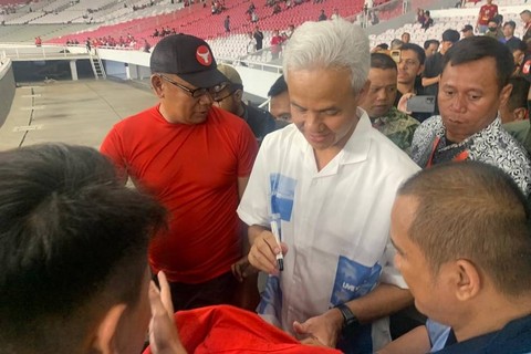 Bacapres Ganjar Pranowo tiba di Stadion GBK untuk saksikan Final Liga Kampung, Jumat (3/11/2023). Foto: Paulina Herasmaranindar/kumparan
