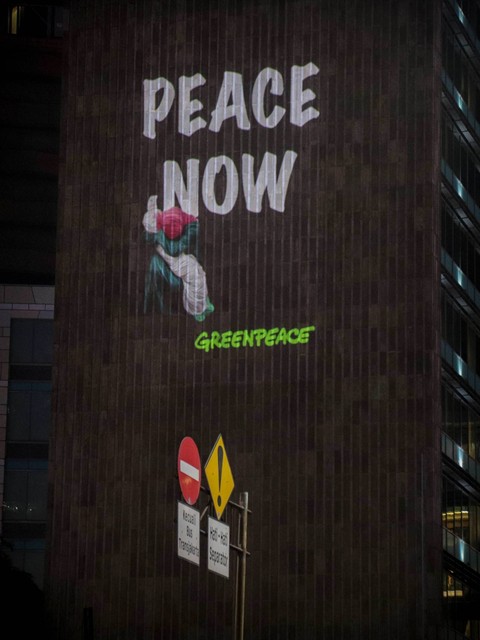 Video mapping dari Greenpeace ditampilkan saat menggelar aksi solidaritas untuk Palestina di kawasan Bundaran HI, Jakarta, Jumat (3/11/2023). Foto: Jamal Ramadhan/kumparan