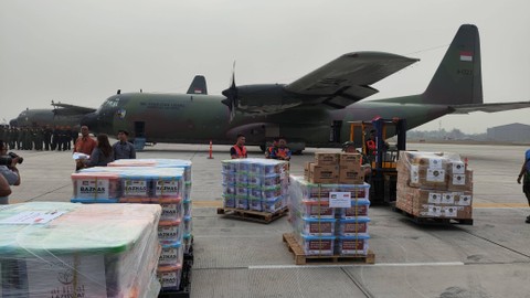 Presiden Jokowi melepas bantuan kemanusiaan ke Palestina di Lanud Halim Perdanakusuma, Jakarta, Sabtu (4/11/2023). Foto: Jonathan Devin/kumparan
