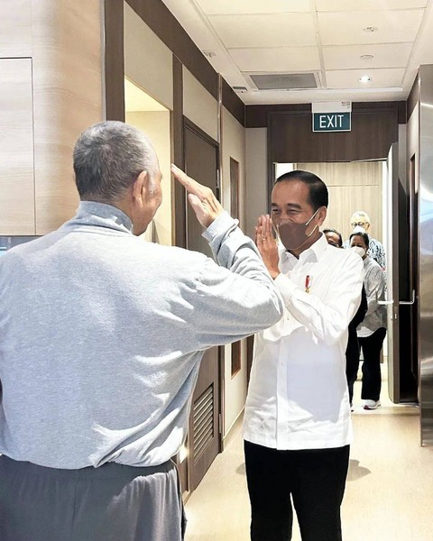 Presiden Jokowi saat menjenguk Menko Luhut Binsar Pandjaitan setelah hampir sebulan dirawat di Singapura. Foto: Instagram/@luhut.pandjaitan