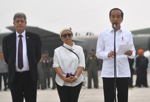 Presiden Joko Widodo (kanan) memberikan keterangan didampingi, Dubes Palestina untuk Indonesia Zuhair Al Shun (kiri), dan Menlu Retno Marsudi (tengah) usai melepas bantuan untuk Palestina di Pangkalan Udara TNI AU Halim Perdana Kusuma, Jakarta. Foto: Akbar Nugroho Gumay/Antara Foto