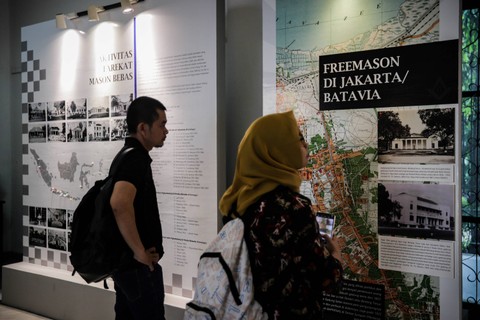 Pengunjung mengamati tulisan mengenai Free Mason di Museum Taman Prasasti, Jakarta, Sabtu (4/11/2023). Foto: Jamal Ramadhan/kumparan
