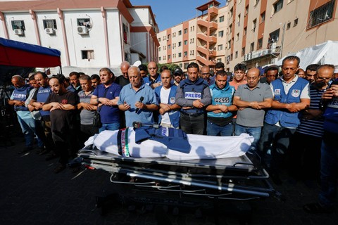 Para pelayat menghadiri pemakaman jurnalis Palestina Mohammed Abu Hattab, yang tewas dalam serangan Israel, di Khan Younis di selatan Jalur Gaza,Jumat (3/11/2023). Foto: Mohammed Salem/Reuters