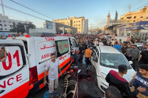 Warga Palestina mengeluarkan seekor kuda yang mati saat mereka memeriksa kerusakan pada ambulans setelah konvoi ambulans dihantam, di pintu masuk rumah sakit Shifa di Kota Gaza, Jumat (3/11/2023). Foto: Mohammed Al-Masri/REUTERS