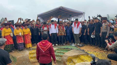 Wali Kota Medan Bobby Nasution saat peletakan batu pertama Monumen Patung Jokowi di Kabupaten Karo, Sumatera Utara, pada Sabtu (4/11/2023). Foto: Tri Vosa/kumparan