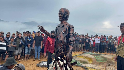 Kerangka monumen Patung Jokowi yang akan dibangun di Kabupaten Karo, Sumatera Utara, Sabtu (4/11/2023). Foto: Tri Vosa/kumparan