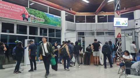 Penerbangan pesawat Garuda tujuan Ambon-Jakarta mengalami delay, penumpang protes ke petugas. Foto: Dok. Istimewa