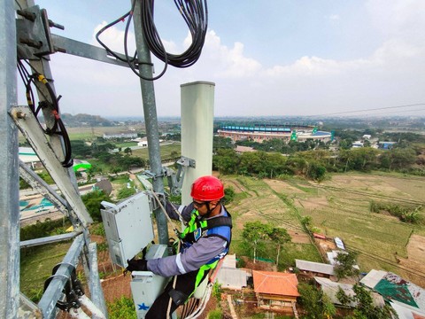 Teknisi jaringan XL Axiata bekerja di mobile BTS di dekat Stadion Gelora Bung Tomo, Kota Surabaya, awal pekan ini.  Foto: Dok. XL Axiata