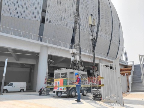 Teknisi jaringan XL Axiata bekerja di mobile BTS di dekat Jakarta International Stadium, Jakarta. Foto: XL Axiata