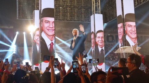 Bacapres Ganjar Pranowo dalam rapat internal Tim Pemenangan Daerah Ganjar-Mahfud di Stadion Jatidiri Semarang, Jawa Tengah, Sabtu (4/11/2023). Foto: Intan Alliva Khansa/kumparan