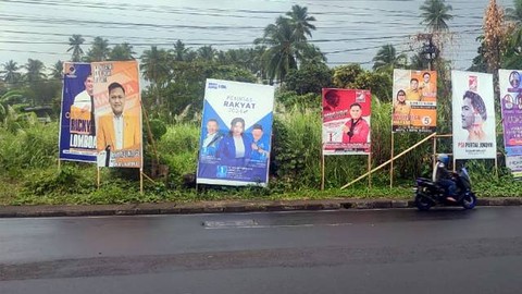 Alat peraga kampanye di ruas jalan utama di Kota Manado