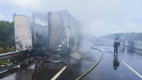 Truk JNE yang terbakar. Dok: Ist