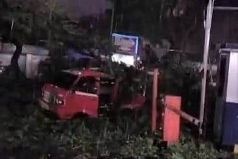 Hujan badai menerjang wilayah Kabupaten Cianjur, Jawa Barat menyebabkan sejumlah pemukiman warga dan ruas jalan di dalam kota terendam banjir serta puluhan pohon di kanan kiri jalan tumbang menutup badan jalan, Sabtu (4/11/2023). Foto: Dok. Istimewa