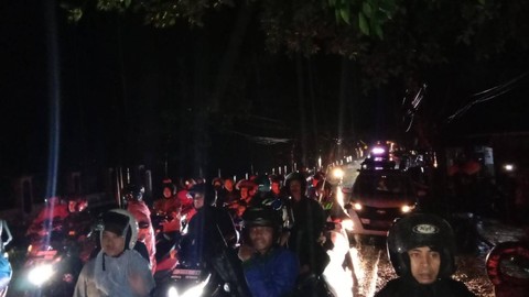 Hujan badai menerjang wilayah Kabupaten Cianjur, Jawa Barat menyebabkan sejumlah pemukiman warga dan ruas jalan di dalam kota terendam banjir serta puluhan pohon di kanan kiri jalan tumbang menutup badan jalan, Sabtu (4/11/2023). Foto: Dok. Istimewa