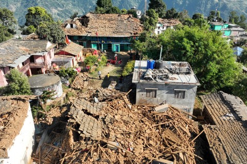 Kondisi bangunan rusak di distrik Jajarkot, Nepal, akibat gempa berkekuatan 5,6 skala Richter semalam, Sabtu (4/11/2023). Foto: Harihar Singh Rathor/AFP