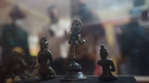 Benda-benda bersejarah berupa patung berbahan perunggu hasil temuan dasar sungai musi Palembang, Sabtu (4/11) Foto: ary priyanto/urban id