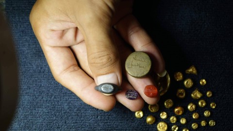 Benda-benda bersejarah berupa koin emas hasil temuan dasar sungai musi Palembang, Sabtu (4/11) Foto: ary priyanto/urban id