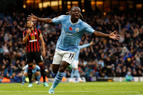 Pemain Manchester City Jeremy Doku merayakan mencetak gol pertama mereka saat hadapi AFC Bournemouth, di Etihad Stadium, Manchester, Inggris, Sabtu (4/11/2023). Foto: Action Images via Reuters/Jason Cairnduff