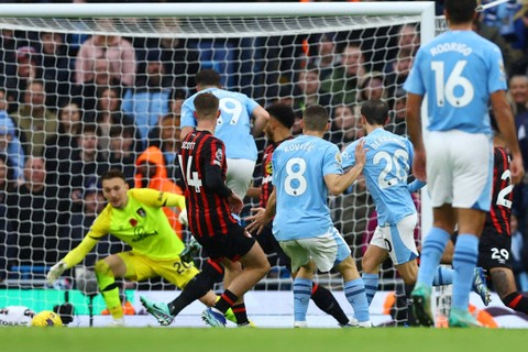 Pemain Manchester City Bernardo Silva mencetak gol kedua mereka saat hadapi AFC Bournemouth, di Etihad Stadium, Manchester, Inggris, Sabtu (4/11/2023). Foto: Molly Darlington/REUTERS