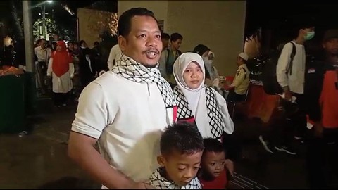 Dodi Setiawan dan keluarga dari Pandeglang, Banten, mendatangi Masjid Istiqlal untuk mengikuti Aksi Akbar Aliansi Rakyat Indonesia Bela Palestina, Minggu (5/11). Foto: Fadlan/kumparan