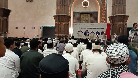 Suasana salat subuh di Masjid Istiqlal jelang Aksi Akbar Aliansi Rakyat Indonesia Bela Palestina di Monas, Jakarta Pusat, Minggu (5/11). Foto: Fadlan/kumparan