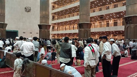 Suasana salat subuh di Masjid Istiqlal jelang Aksi Akbar Aliansi Rakyat Indonesia Bela Palestina di Monas, Jakarta Pusat, Minggu (5/11). Foto: Fadlan/kumparan