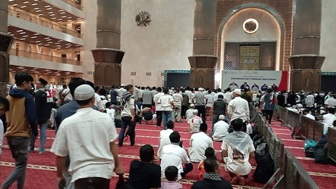 Suasana salat subuh di Masjid Istiqlal jelang Aksi Akbar Aliansi Rakyat Indonesia Bela Palestina di Monas, Jakarta Pusat, Minggu (5/11). Foto: Fadlan/kumparan