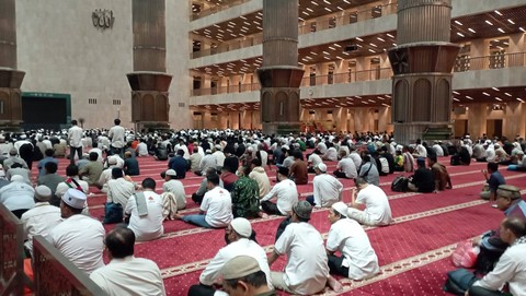 Suasana salat subuh di Masjid Istiqlal jelang Aksi Akbar Aliansi Rakyat Indonesia Bela Palestina di Monas, Jakarta Pusat, Minggu (5/11). Foto: Fadlan/kumparan
