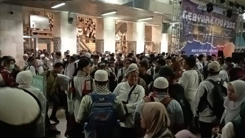 Suasana massa Aksi Akbar Aliansi Rakyat Indonesia Bela Palestina di luar area Masjid Istiqlal, Jakarta Pusat usai melaksanakan salat subuh, Minggu (5/11). Foto: Fadlan/kumparan