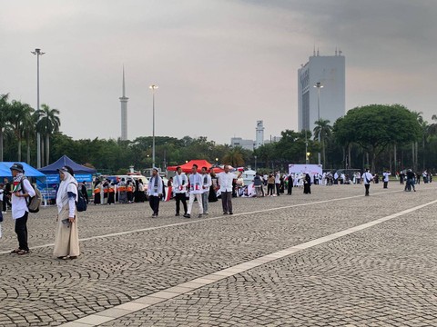 Massa aksi damai bela Palestina mulai berdatangan ke Monas, Minggu (5/11/2023). Foto: Luthfi Humam/kumparan