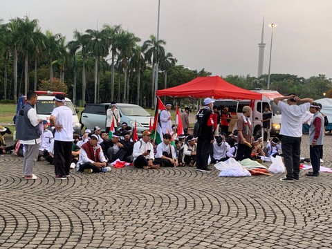 Massa aksi damai bela Palestina mulai berdatangan ke Monas, Minggu (5/11/2023). Foto: Luthfi Humam/kumparan