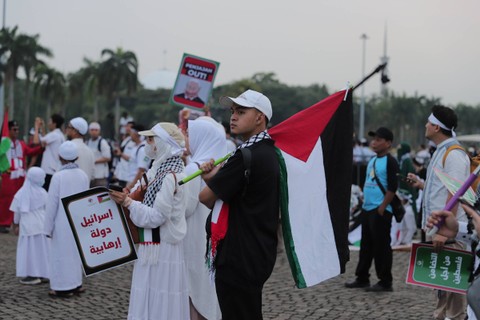 Sejumlah peserta Aksi Bela Palestina tiba dengan atribut Palestina dan Indonesia di kawasan Monas, Jakarta, Minggu (5/11/2023). Foto: Iqbal Firdaus/kumparan