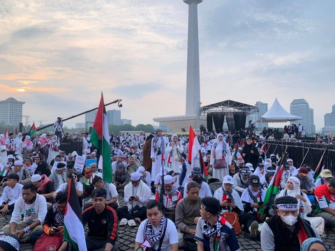 Massa aksi damai bela Palestina sudah mulai berkumpul di panggung utama aksi di kawasan Monas barat day, Jakarta, Minggu (5/11/2023). Foto: Luthfi Humam/kumparan