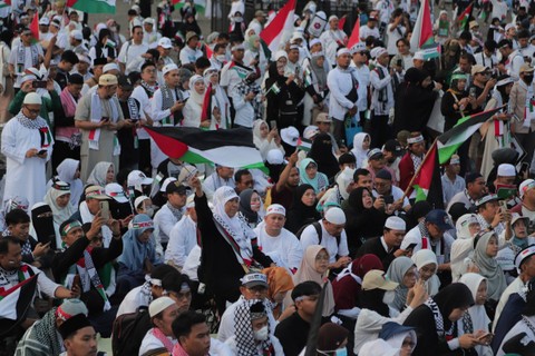 Massa aksi damai bela Palestina berkumpul di panggung utama aksi di kawasan Monas, Jakarta, Minggu (5/11/2023). Foto: Iqbal Firdaus/kumparan