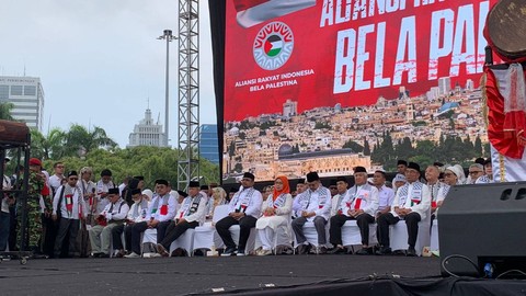 Sejumlah tokoh di aksi damai bela Palestina di panggung utama aksi di kawasan Monas, Jakarta, Minggu (5/11/2023). Foto: Luthfi Humam/kumparan