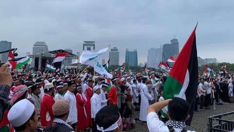 Massa aksi damai bela Palestina sudah mulai berkumpul di panggung utama aksi di kawasan Monas, Jakarta, Minggu (5/11/2023). Foto: Luthfi Humam/kumparan