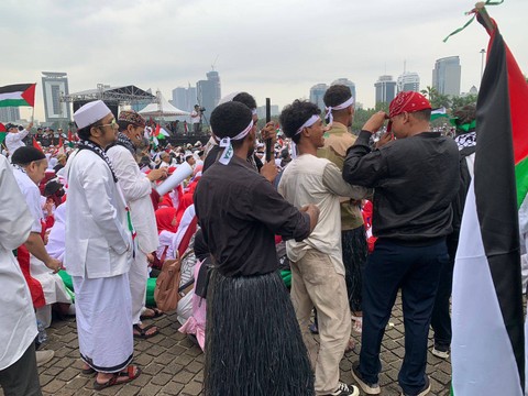 Santri Ponpes Nuu Waar AFKN Bekasi dalam aksi bela Palestina di Monas, Jakarta Pusat, Minggu (5/11). Foto: Fadlan/kumparan